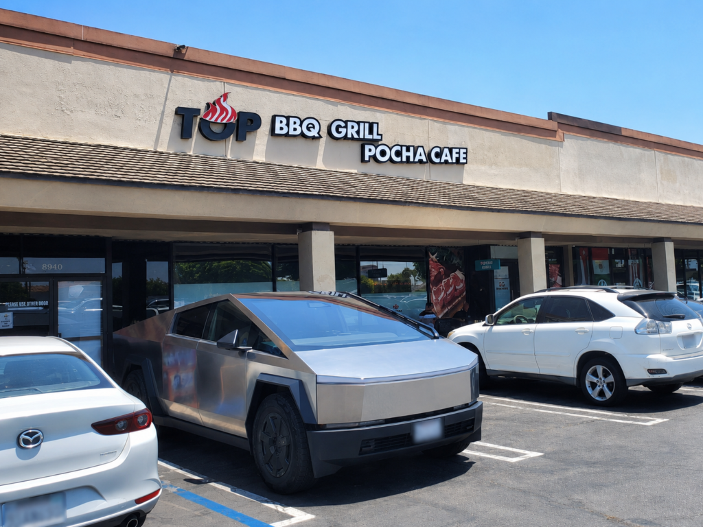 부에나팍 TOP BBQ GRILL 식당 외관과 앞쪽 주차장