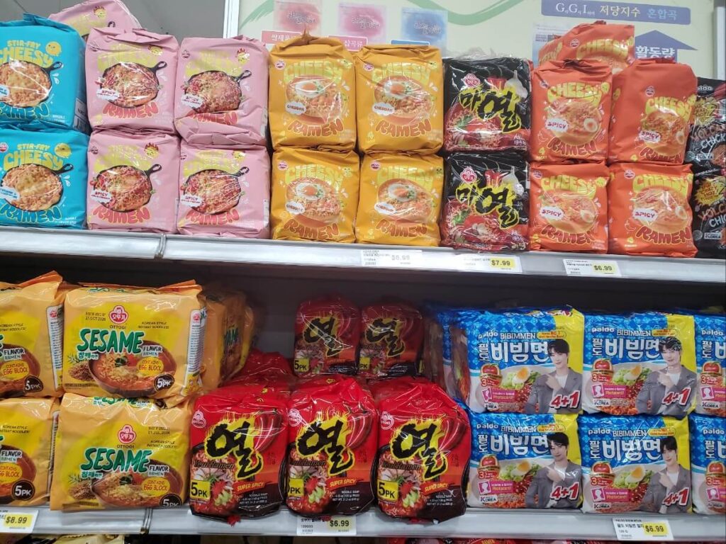 갤러리아 마켓 라면 코너에 진열된 다양한 한국 라면 종류들