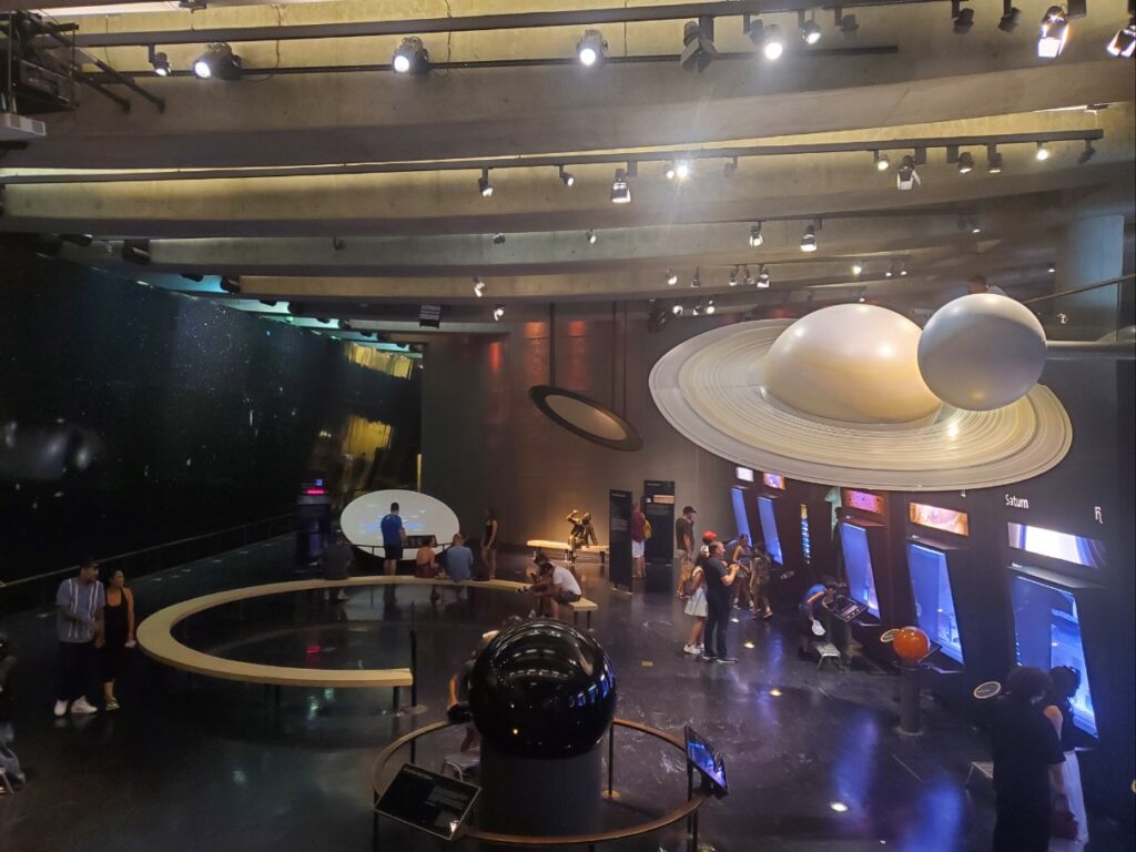그리피스 천문대 아래층 Gunther Depths of Space 전시관 모습