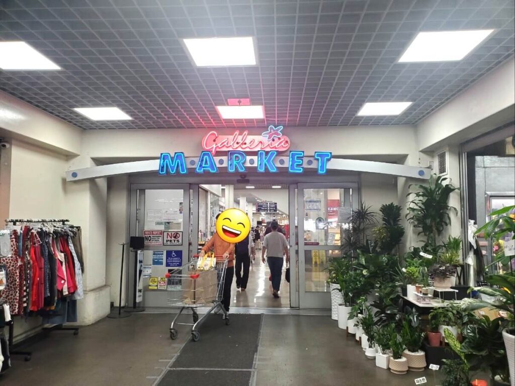 LA 올림픽가 갤러리아 마켓 정문 전경. 장보고 나오는 사람과 마켓으로 들어가는 사람들