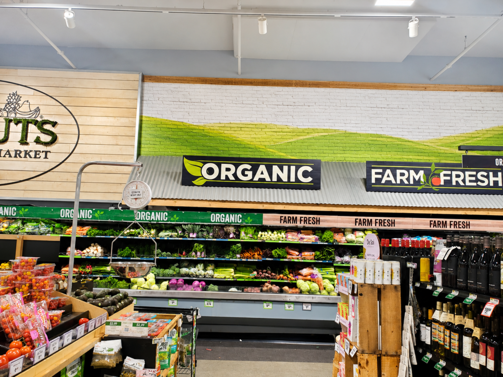 스프라우츠 마켓의 오가닉 채소와 Farm Fresh 농산물 코너